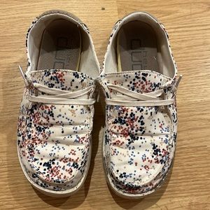 Size 6 women’s hey dudes